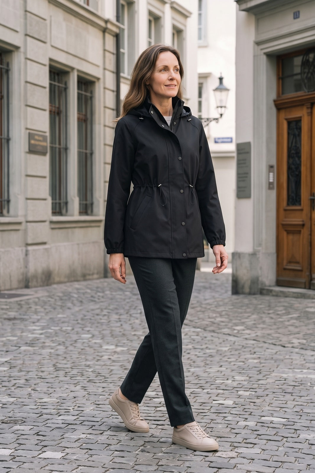 Damen Regenjacke mit Kapuze | Verstellbar — Black — lifestyle — am Modell