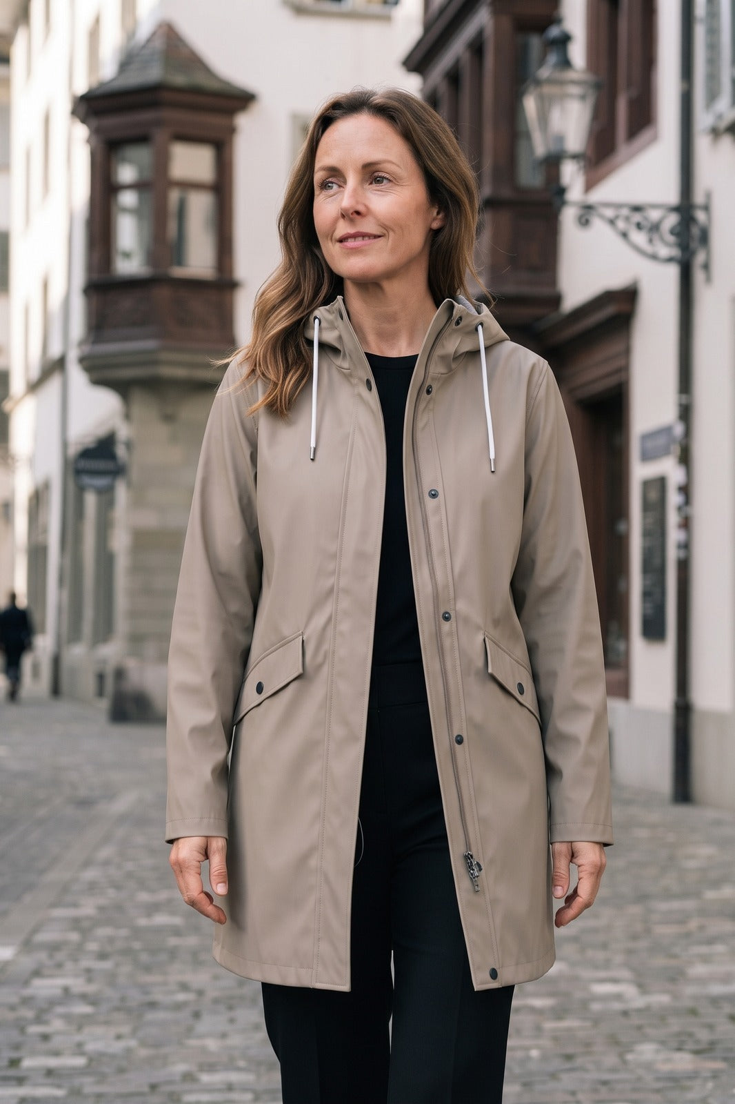Damen Regenmantel mit Kapuze | Casual — Beige — lifestyle — am Modell
