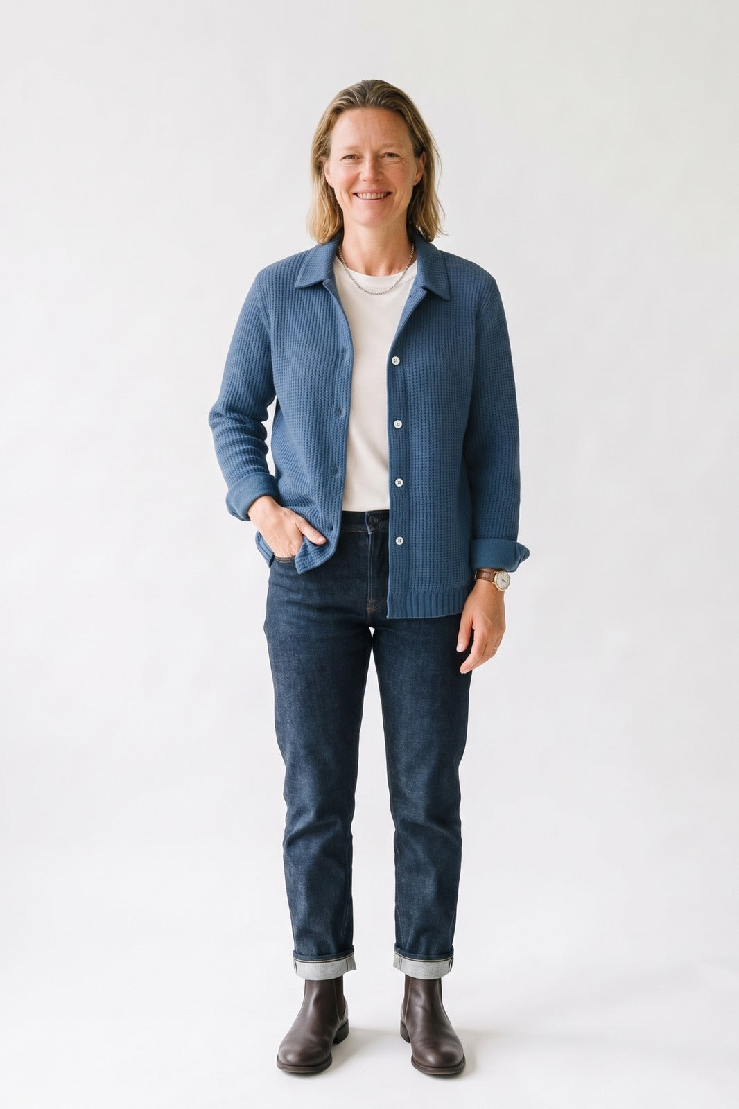 Damen Strickjacke | Lockere Passform — Dunkelblau — Vorderansicht — am Modell