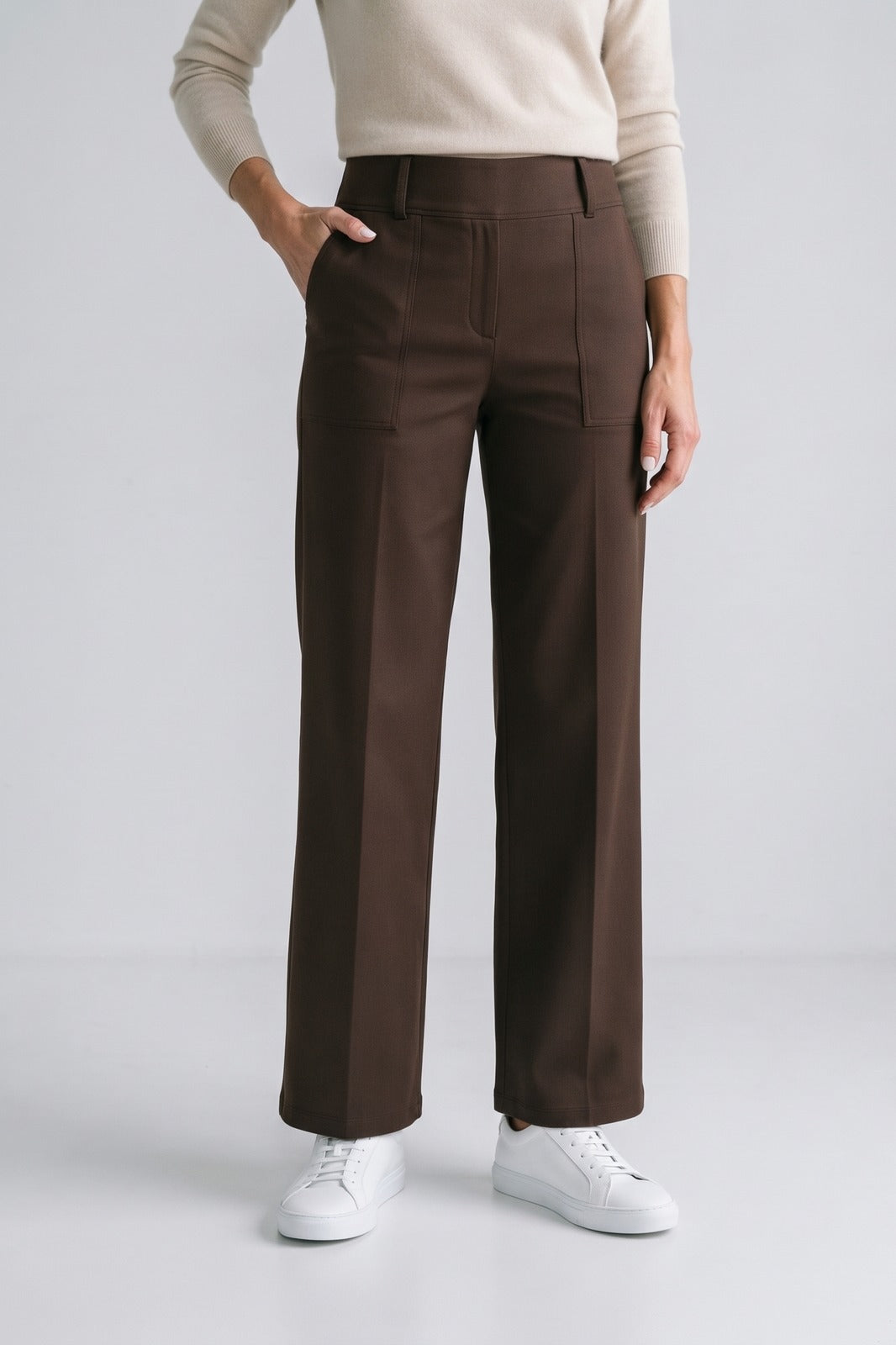 Damen Stretchhose | Hoher Bund — Dunkelbraun — Vorderansicht — am Modell