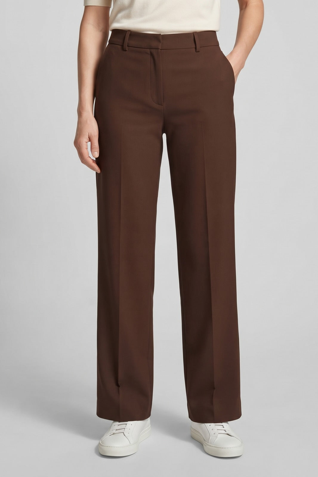 Damen Elegante Stoffhose | Gerades Bein — Dunkelbraun — Vorderansicht — am Modell