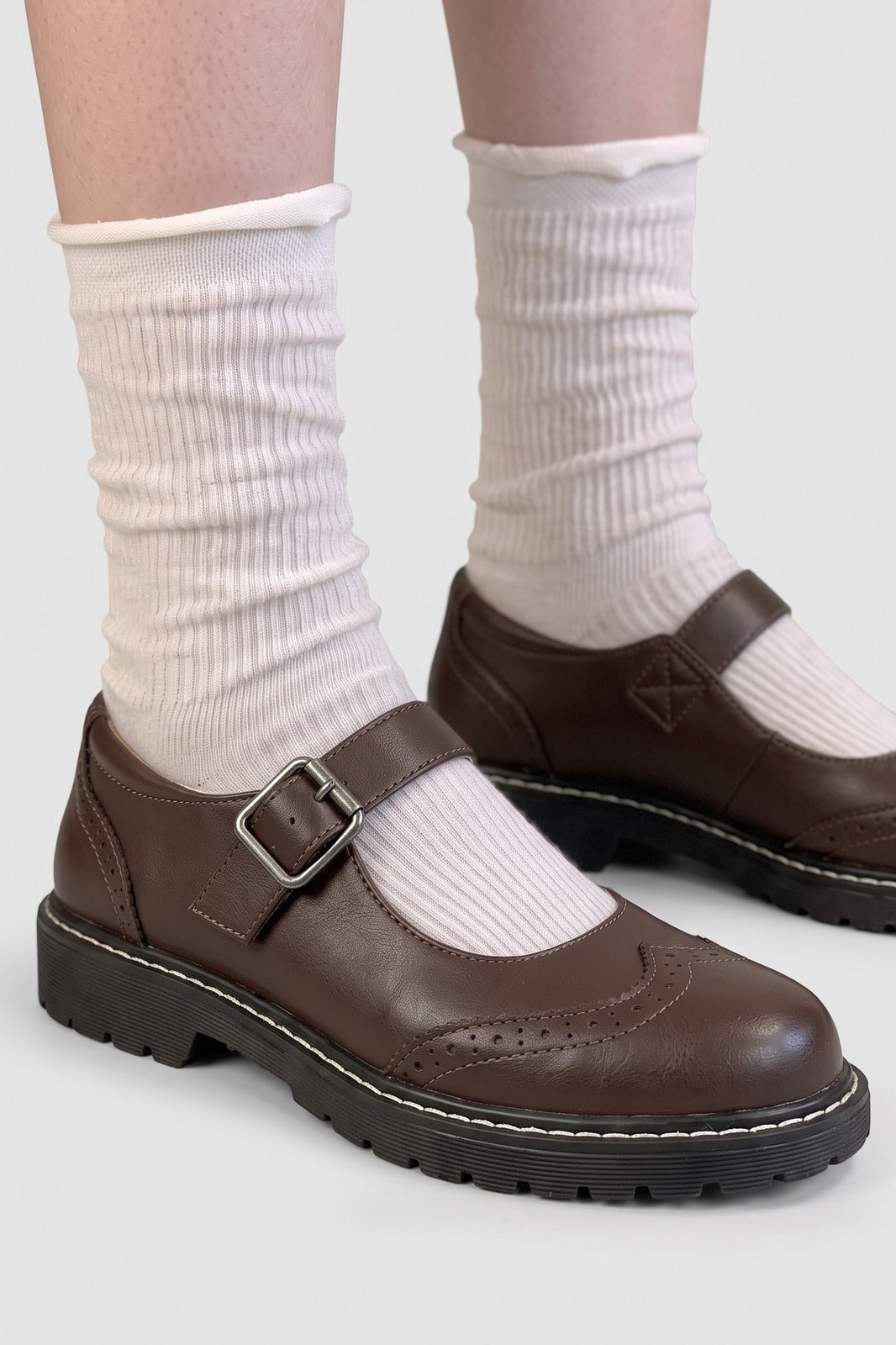 Damen Mary-Jane-Schuhe | Vintage-Stil — Dunkelbraun — shoe_detail — am Modell