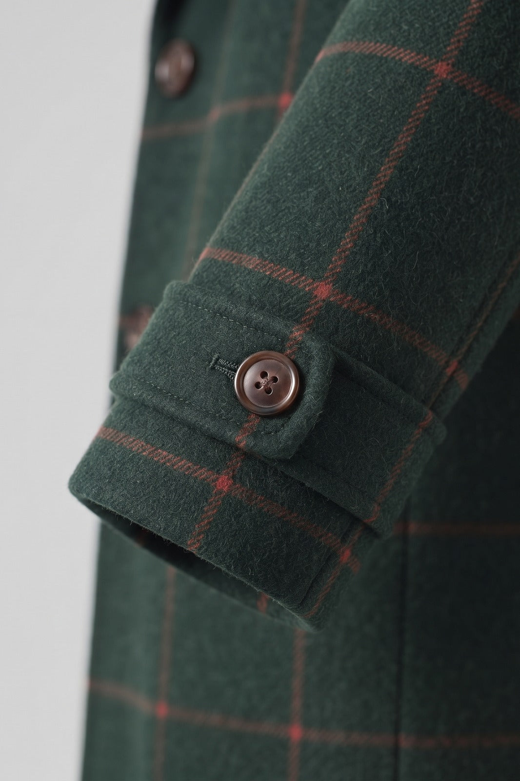 Damen Karierter Mantel | Retro Revers — Dunkelgrün — Detailaufnahme — am Modell