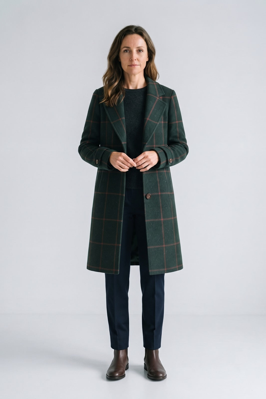 Damen Karierter Mantel | Retro Revers — Dunkelgrün — Vorderansicht — am Modell