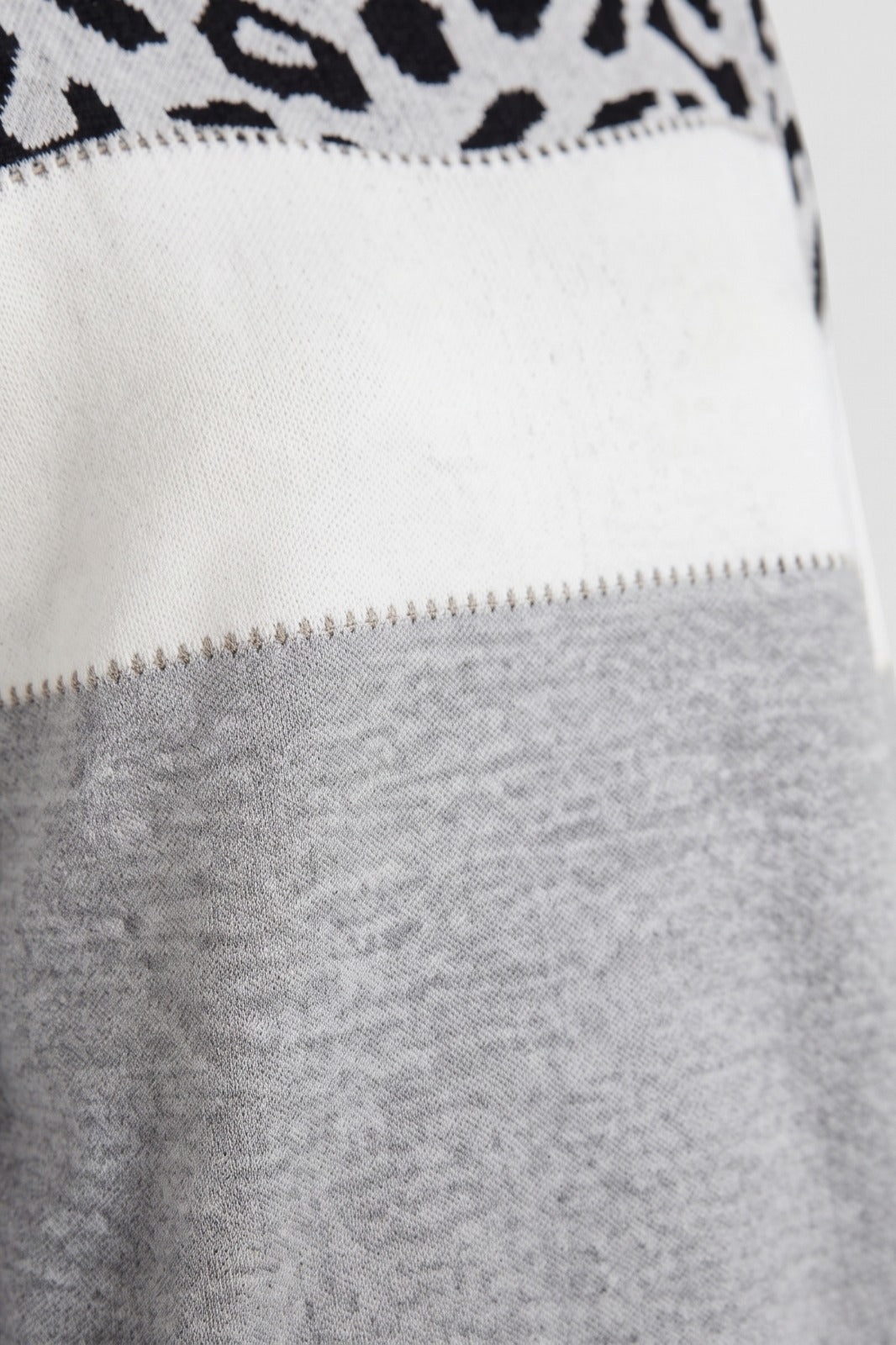 Damen Strickpullover | Farbblock-Design — Grau — Detailaufnahme — am Modell