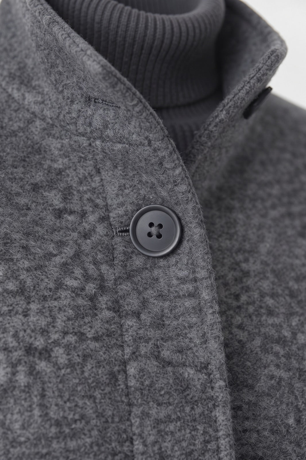 Damen Taillierter Mantel | Stehkragen — Grau — Detailaufnahme — am Modell