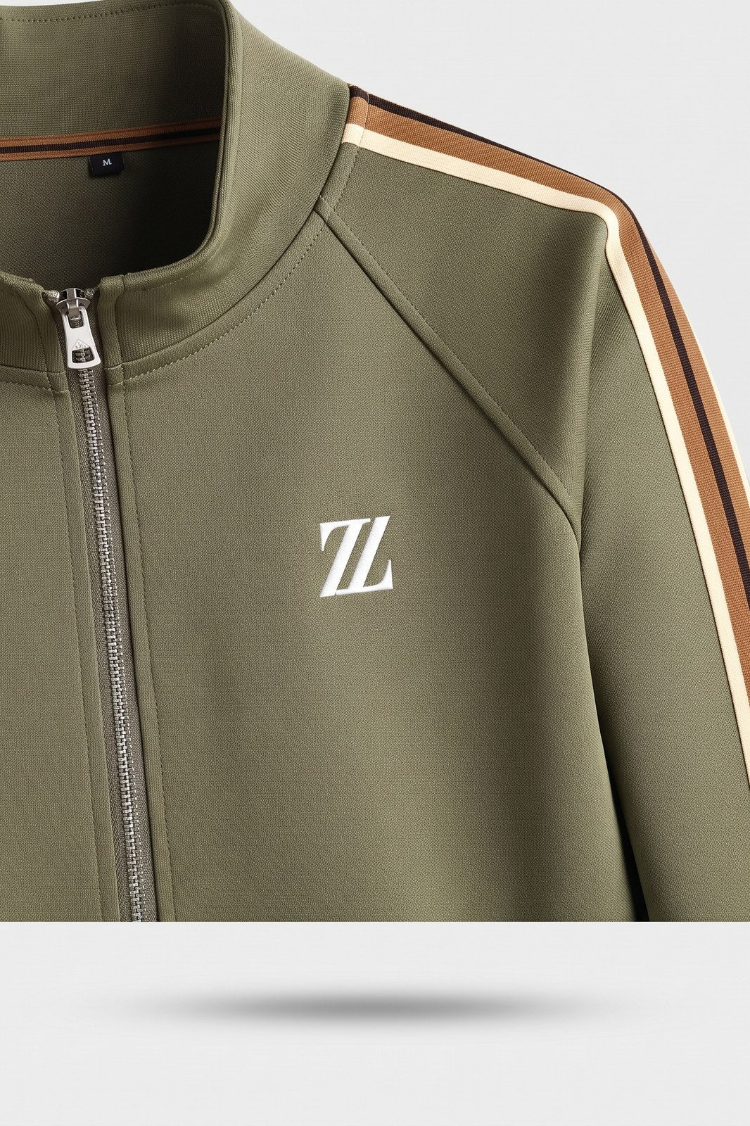 Herren Trainingsanzug | Stehkragen — Grün — Detailaufnahme — am Modell