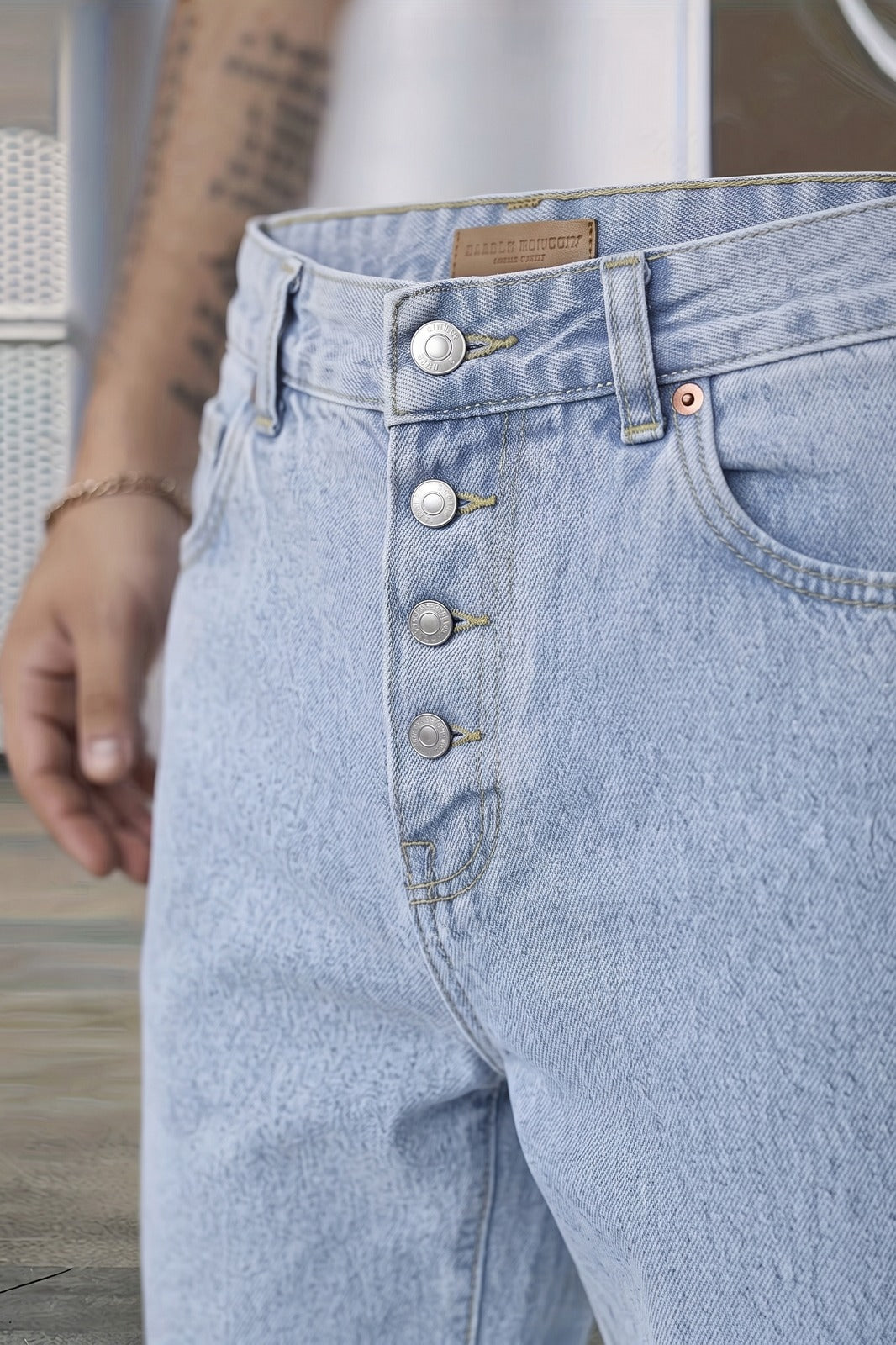 Herren Gerade Jeans | Lockere Passform — Hellblau — Detailaufnahme — am Modell