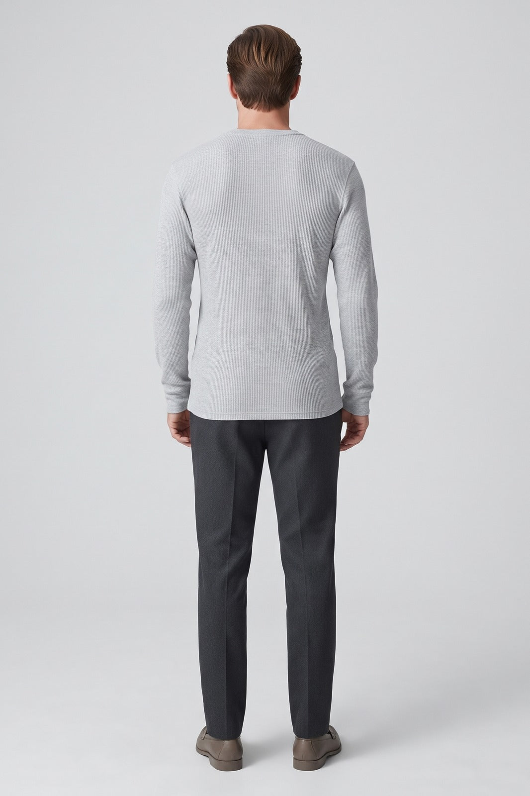 Herren Henley-Shirt | Knopfleiste — Hellgrau — Rückansicht — am Modell