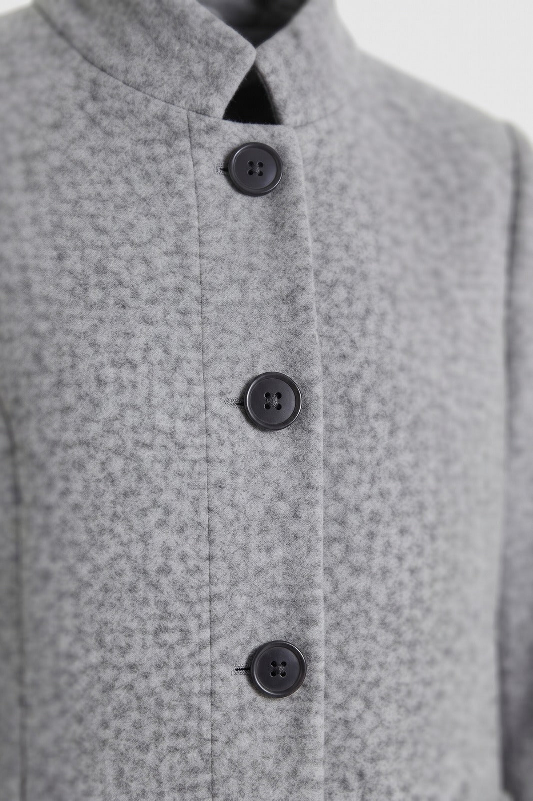Damen Taillierter Mantel | Stehkragen — Hellgrau — Detailaufnahme — am Modell
