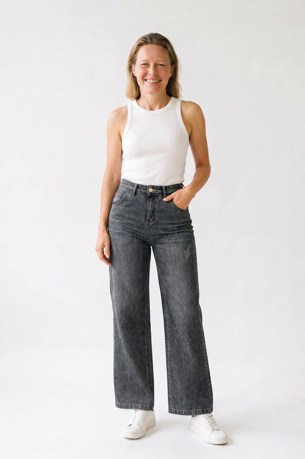Damen Weite Jeans | High-Waist — Hellgrau — Vorderansicht — am Modell
