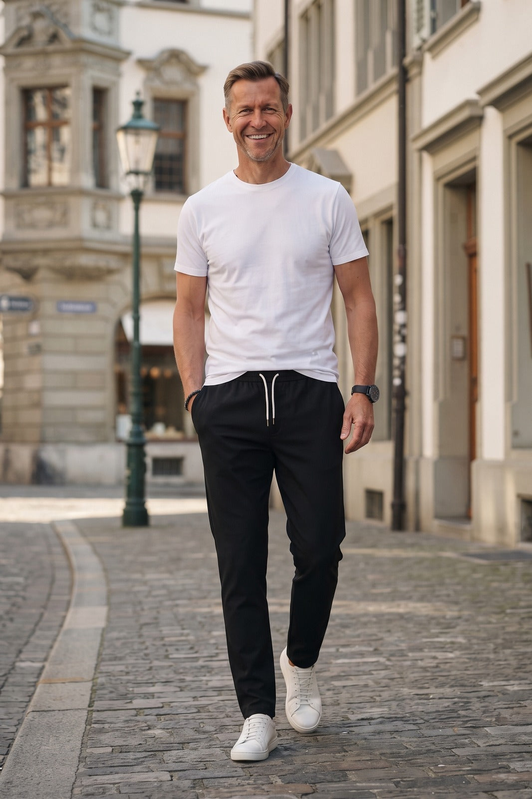 Herren Chinohose | Schmale Passform — Schwarz — lifestyle — am Modell