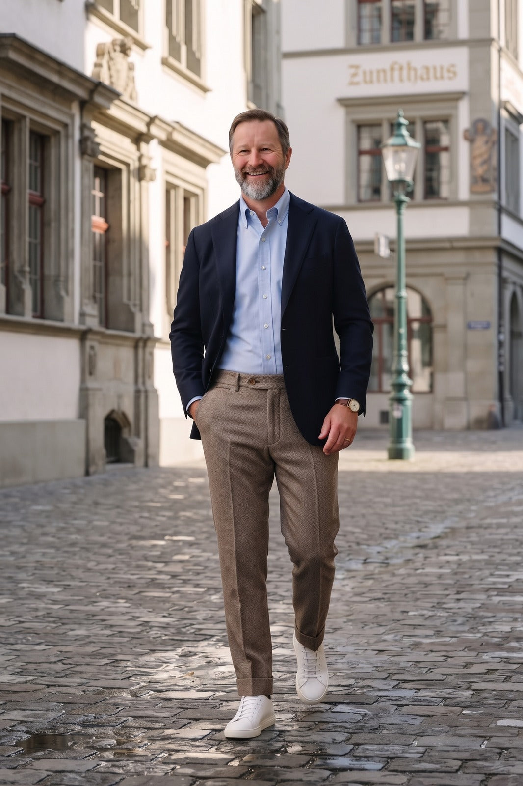 Herren Hose | Gerader Schnitt & Fischgrat — Braun — lifestyle — am Modell