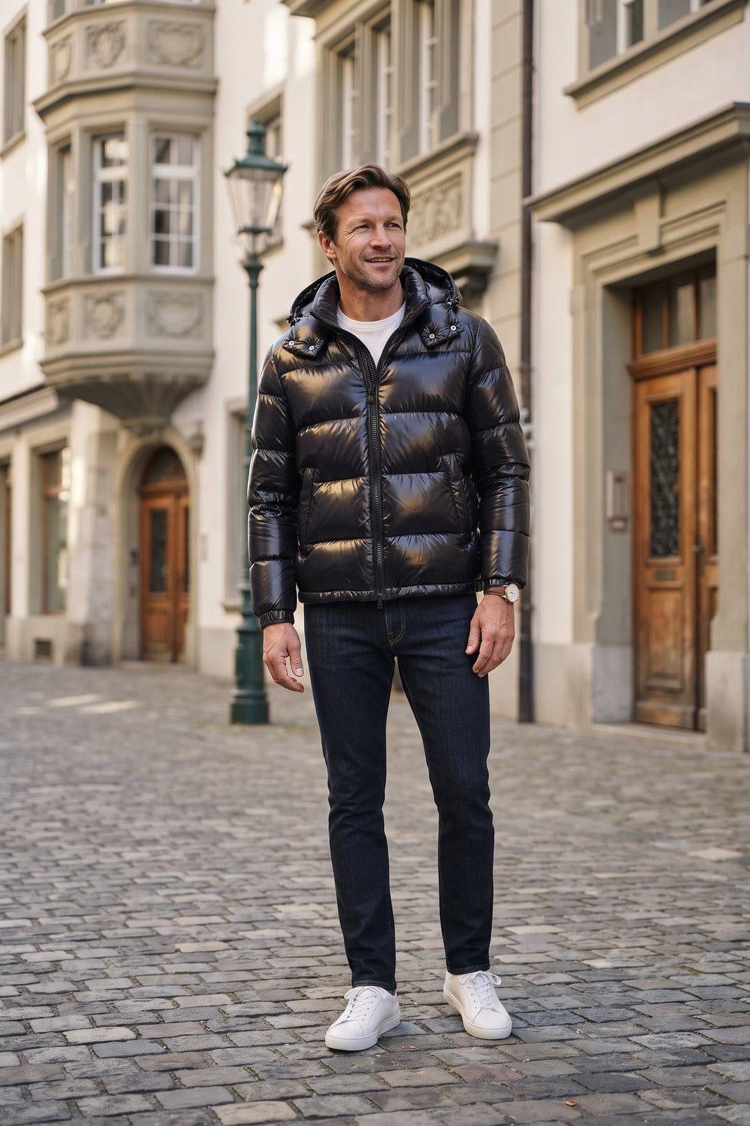 Herren Steppjacke mit Kapuze | Glänzend — Black — lifestyle — am Modell