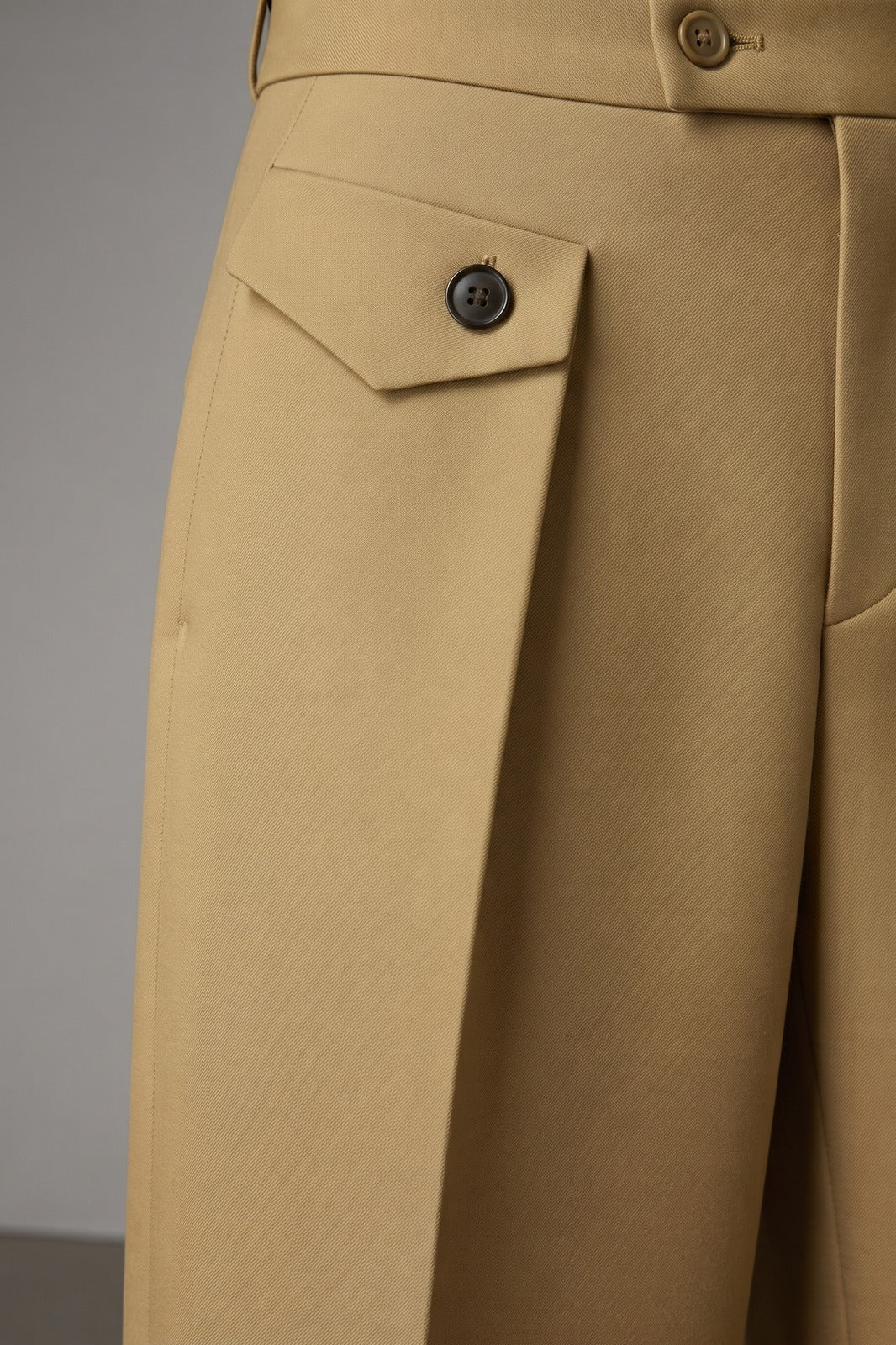 Herren Weite Anzughose | Bügelfalten — Khaki — Detailaufnahme — am Modell