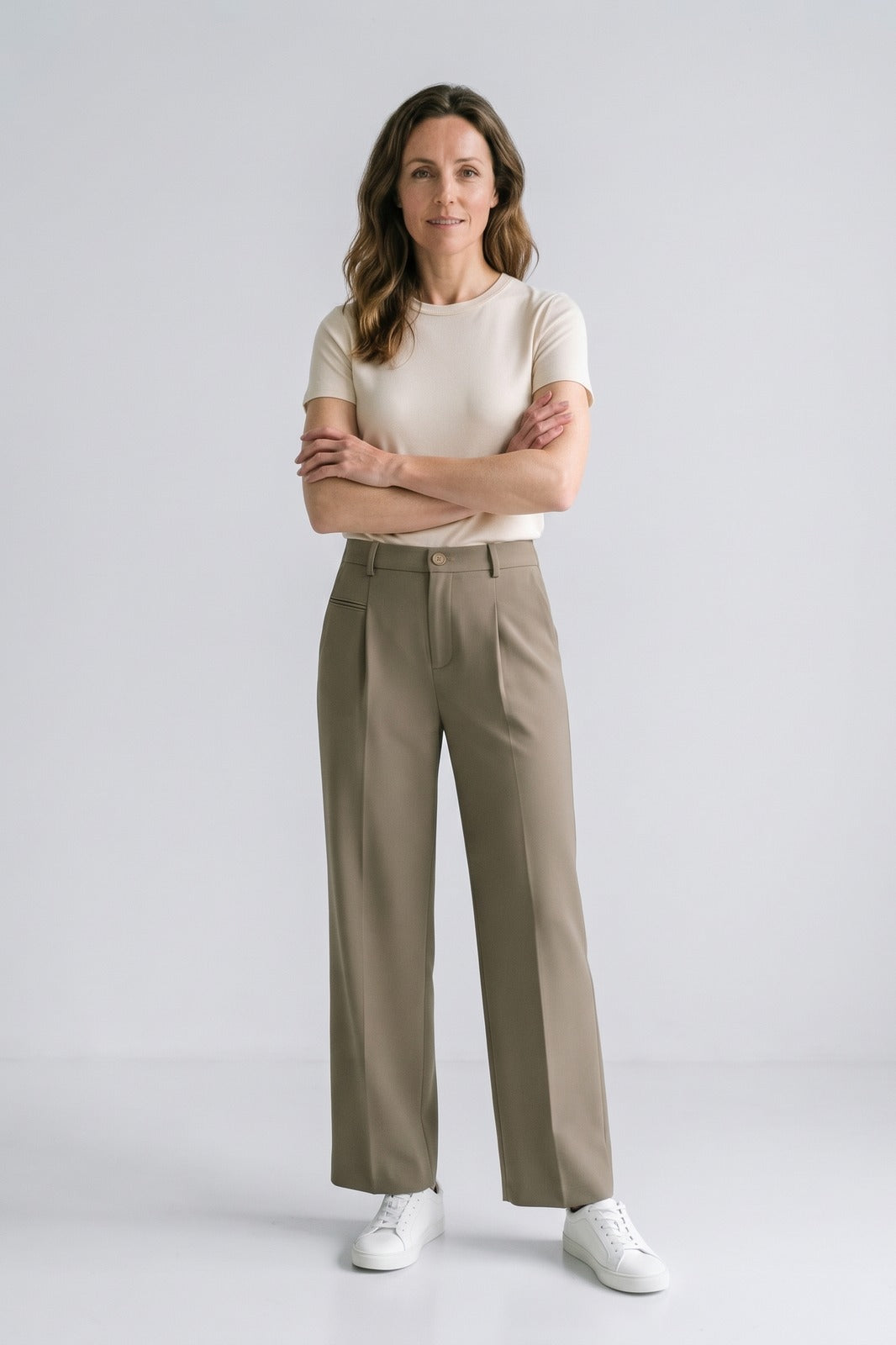 Damen Lockere Palazzohose | Bundfalten — Khaki — Vorderansicht — am Modell