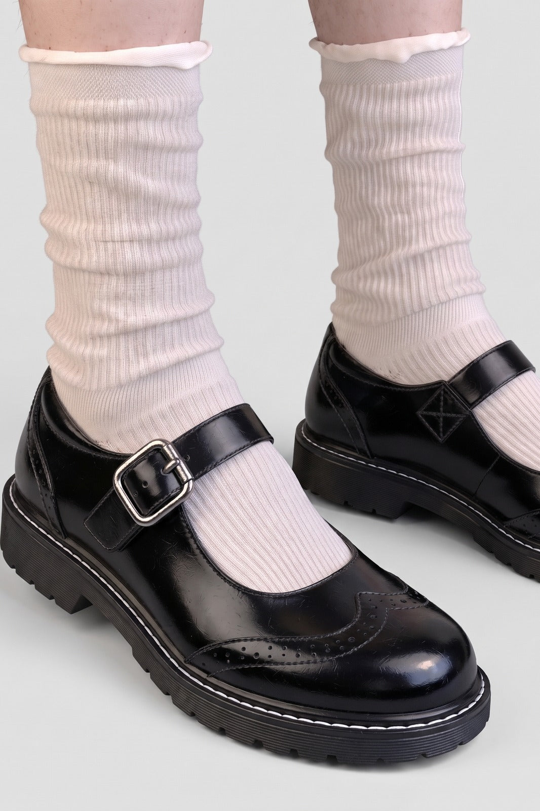 Damen Mary-Jane-Schuhe | Vintage-Stil — Lackschwarz — shoe_detail — am Modell