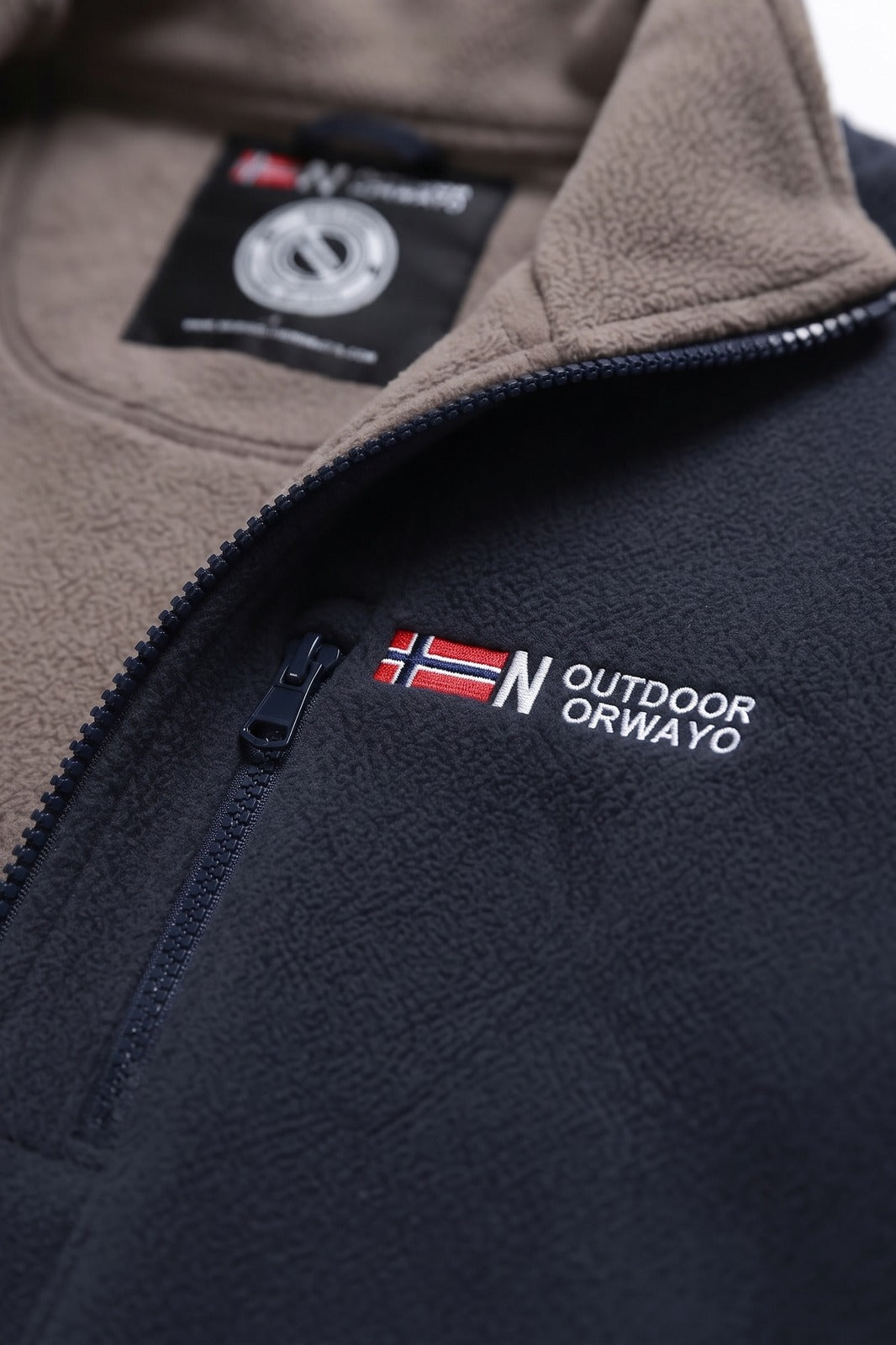 Herren Fleecejacke | Sportlicher Look — Marineblau — Detailaufnahme — am Modell