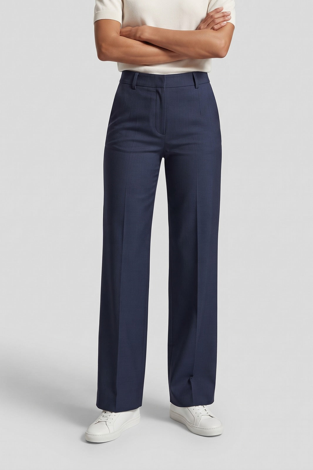 Damen Elegante Stoffhose | Gerades Bein — Marineblau — Vorderansicht — am Modell