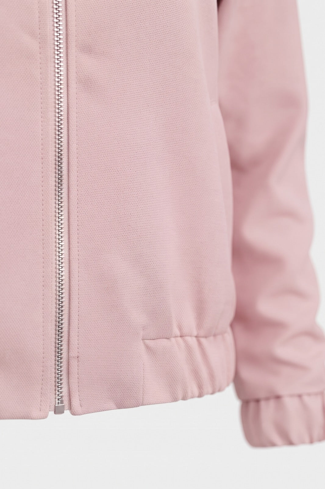 Damen Cropped Bomberjacke | Elegant — Rosa — Detailaufnahme — am Modell
