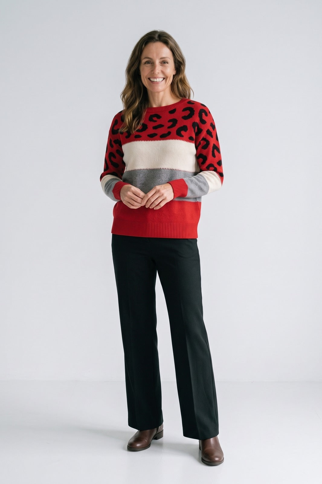 Damen Strickpullover | Farbblock-Design — Rot — Vorderansicht — am Modell