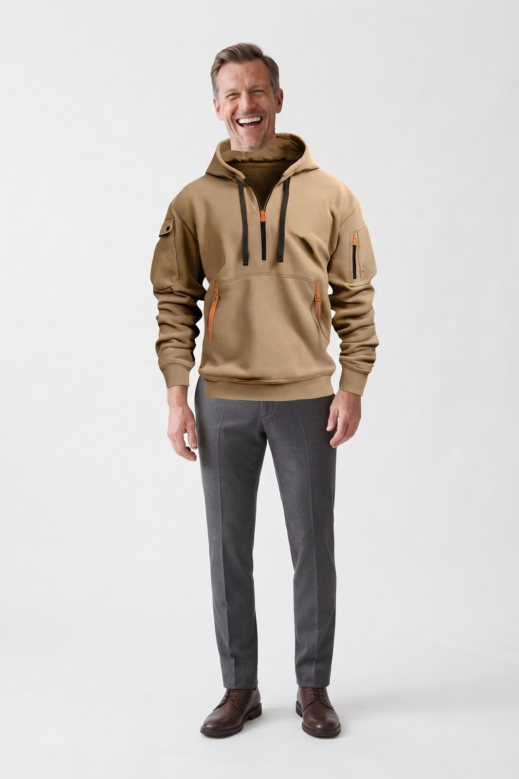 Herren Kapuzenhoodie | Taschen — Sand — Vorderansicht — am Modell