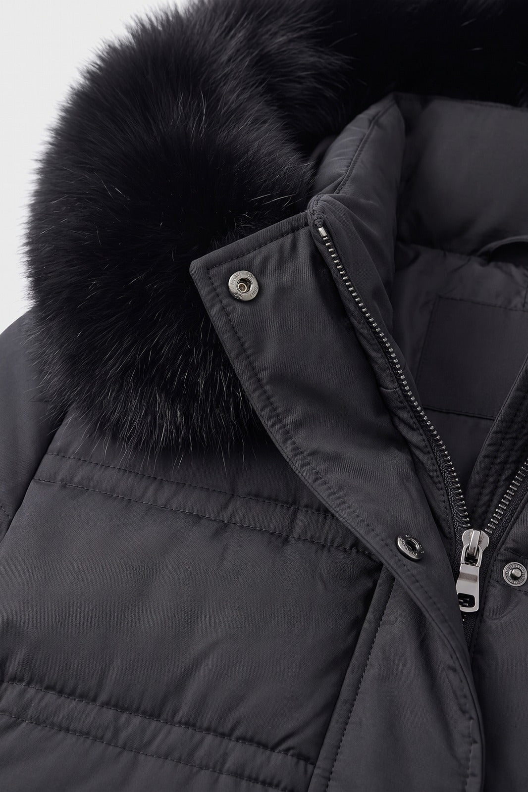 Damen Steppmantel Lang | Mit Kapuze — Schwarz — Detailaufnahme — am Modell