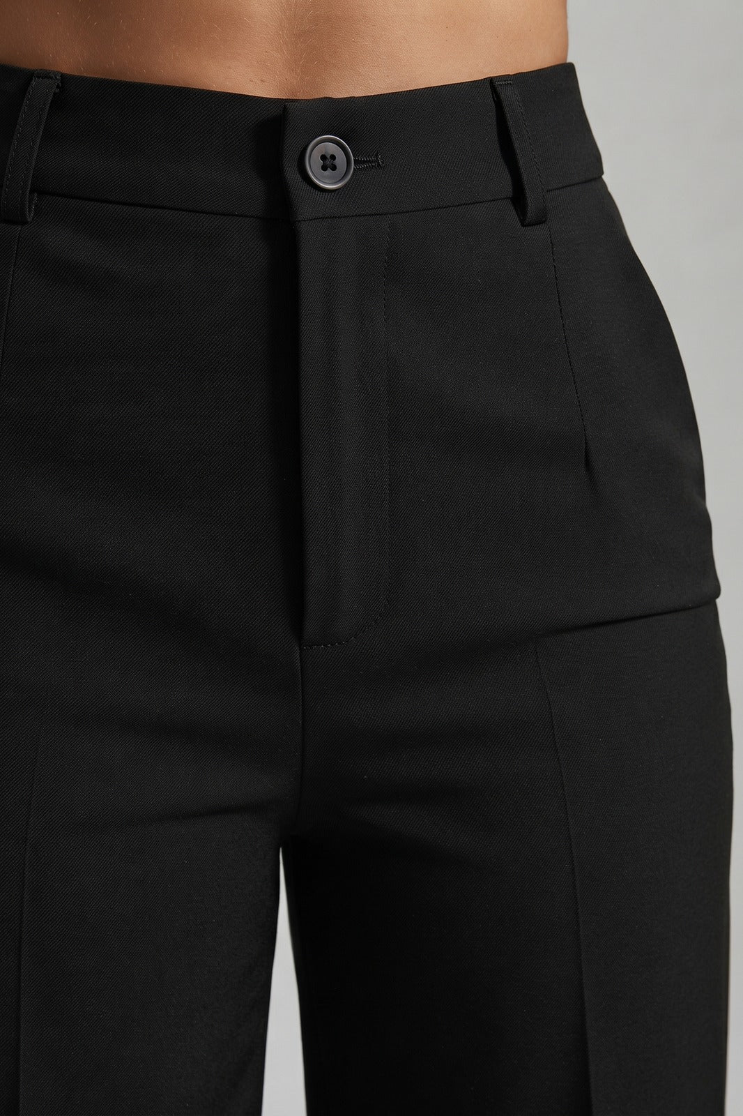 Damen Elegante Stoffhose | Gerades Bein — Schwarz — Detailaufnahme — am Modell