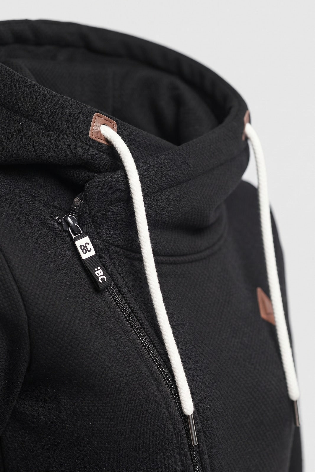 Damen Kapuzenjacke | Asymmetrischer Zip — Schwarz — Detailaufnahme — am Modell