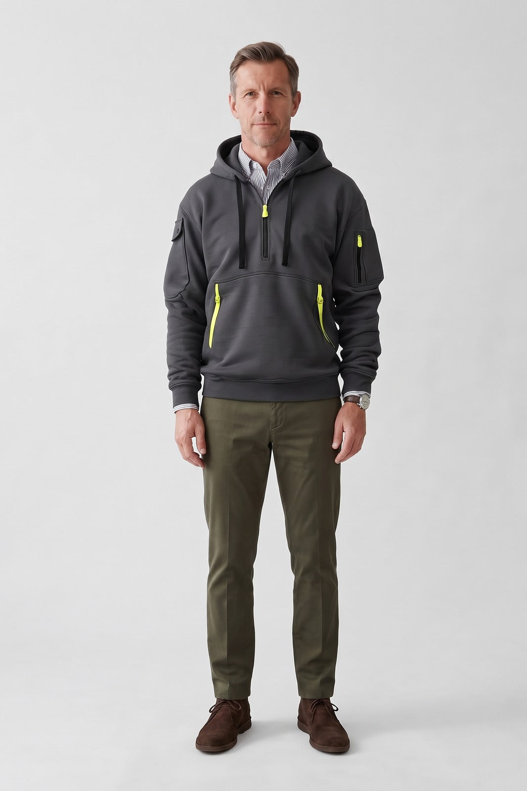 Herren Kapuzenhoodie | Taschen — Schwarz — Vorderansicht — am Modell