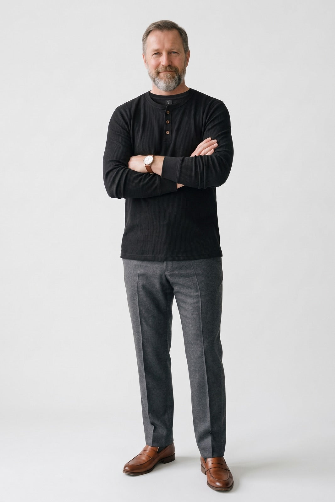 Herren Henley-Shirt | Knopfleiste — Schwarz — Vorderansicht — am Modell