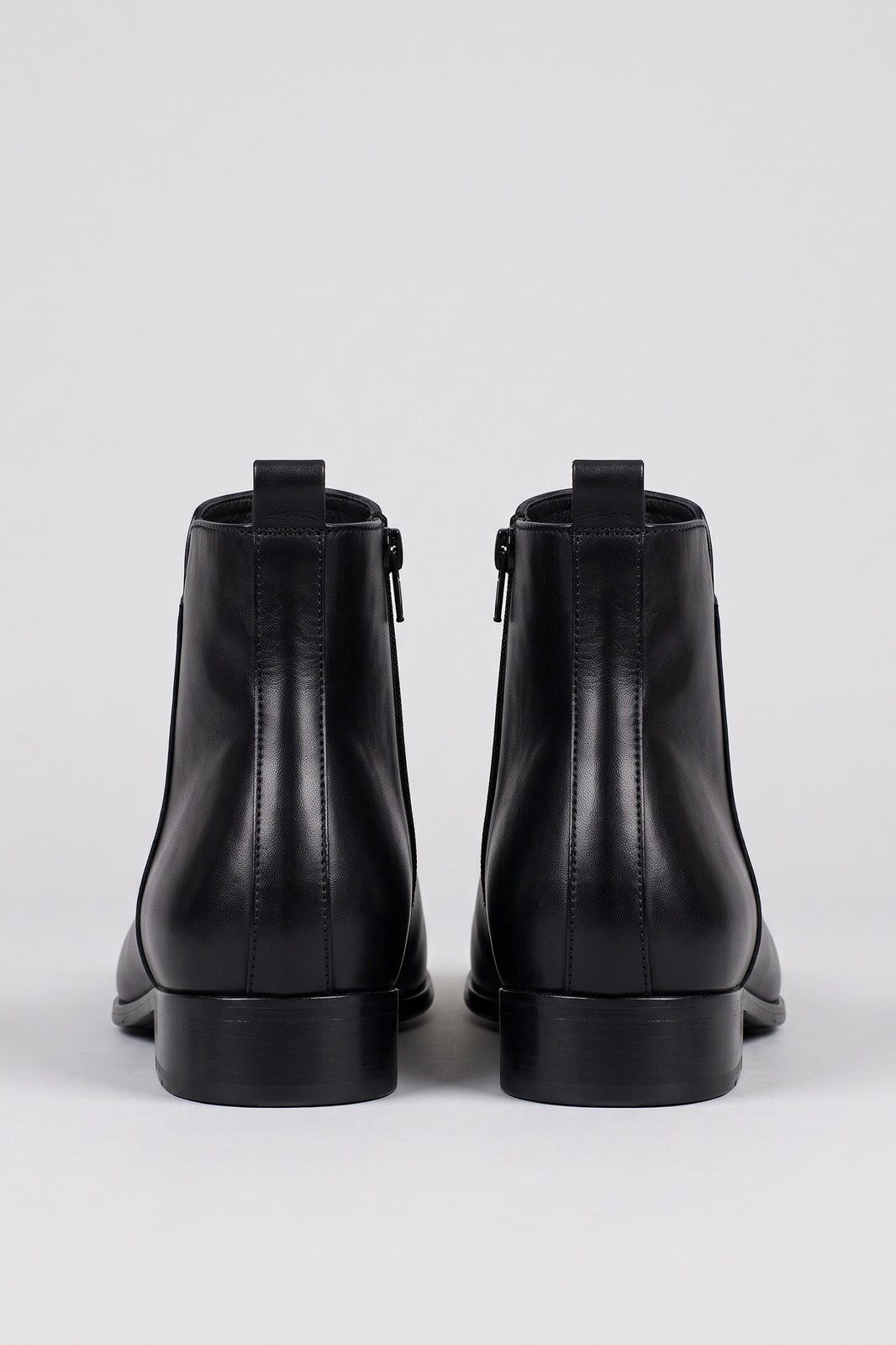 Herren Chelsea Boots | Schmaler Schnitt — Schwarz — shoe_back — am Modell