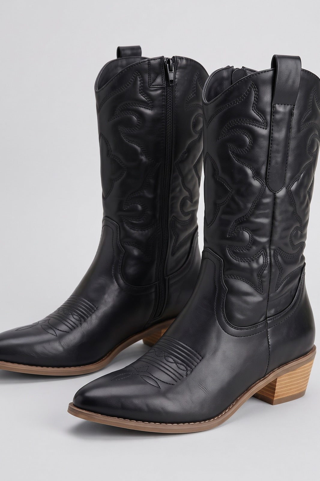 Damen Western Cowboystiefel | Blockabsatz — Schwarz — shoe_detail — am Modell