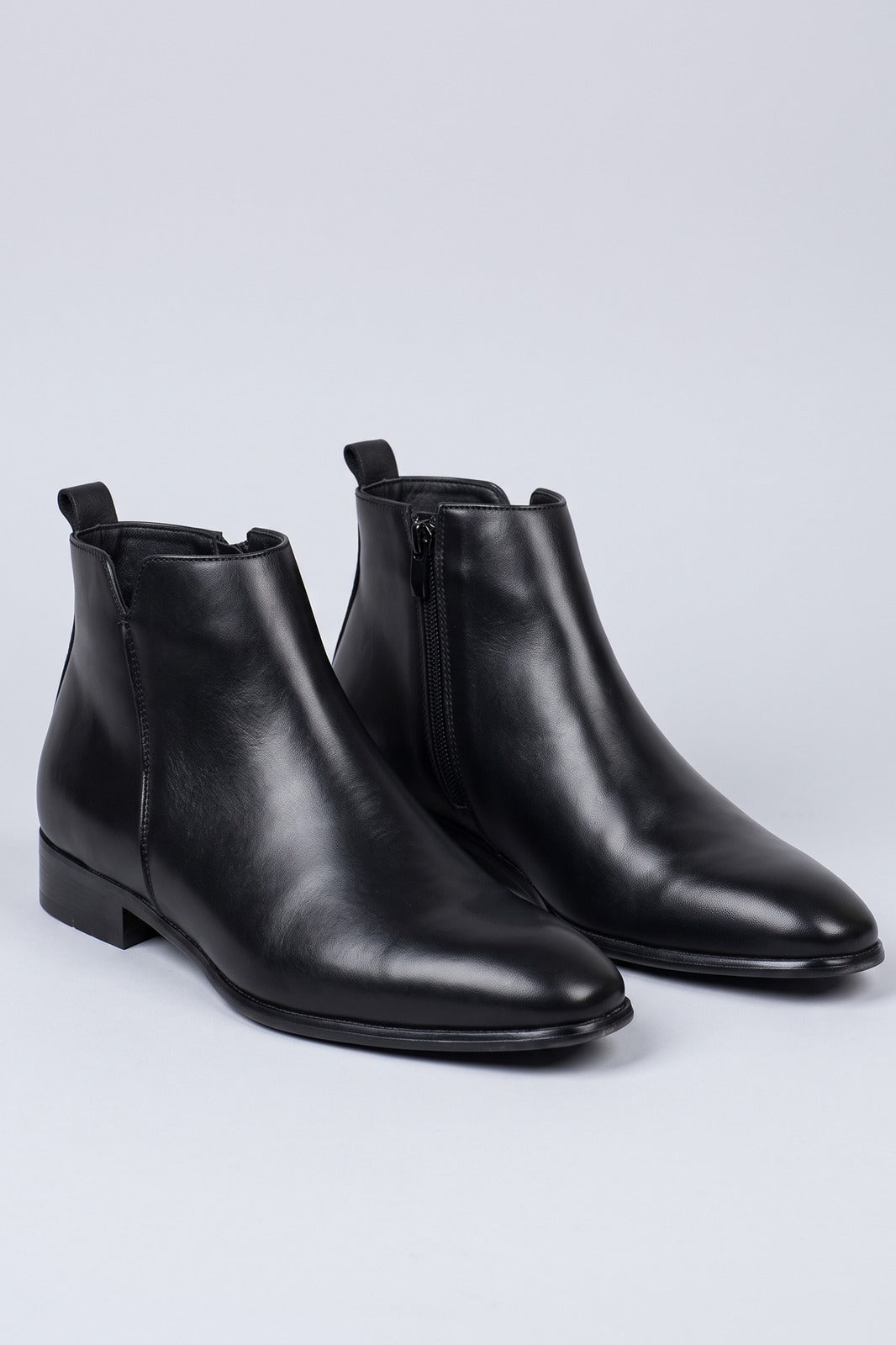 Herren Chelsea Boots | Schmaler Schnitt — Schwarz — shoe_main — am Modell