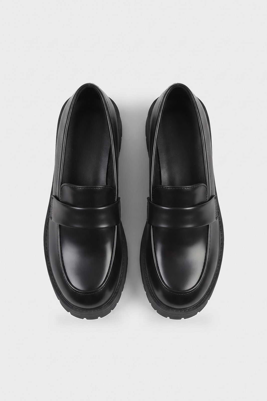 Damen Plateau Loafer | Runde Zehenpartie — Schwarz — shoe_top — am Modell