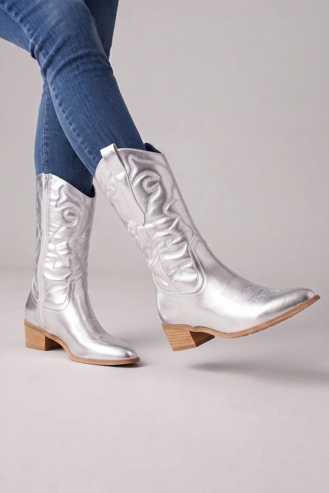 Damen Western Cowboystiefel | Blockabsatz — Silber — shoe_main — am Modell