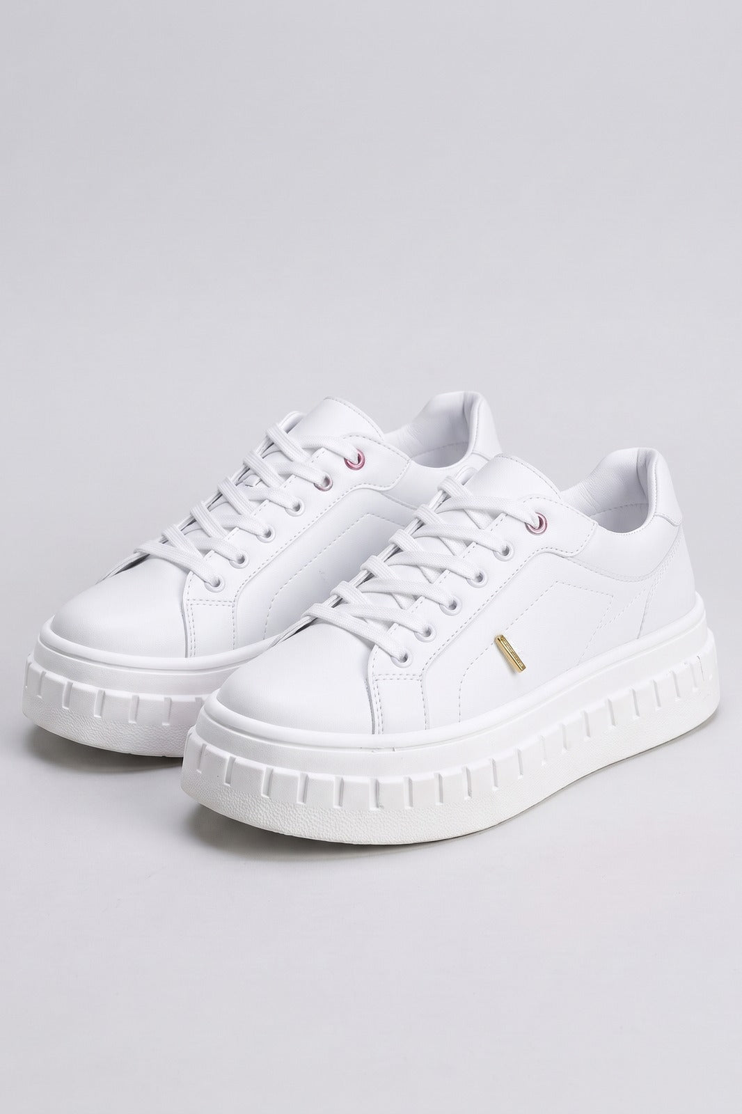 Damen Plateau-Sneaker | Schnürung — Weiß — shoe_main — am Modell