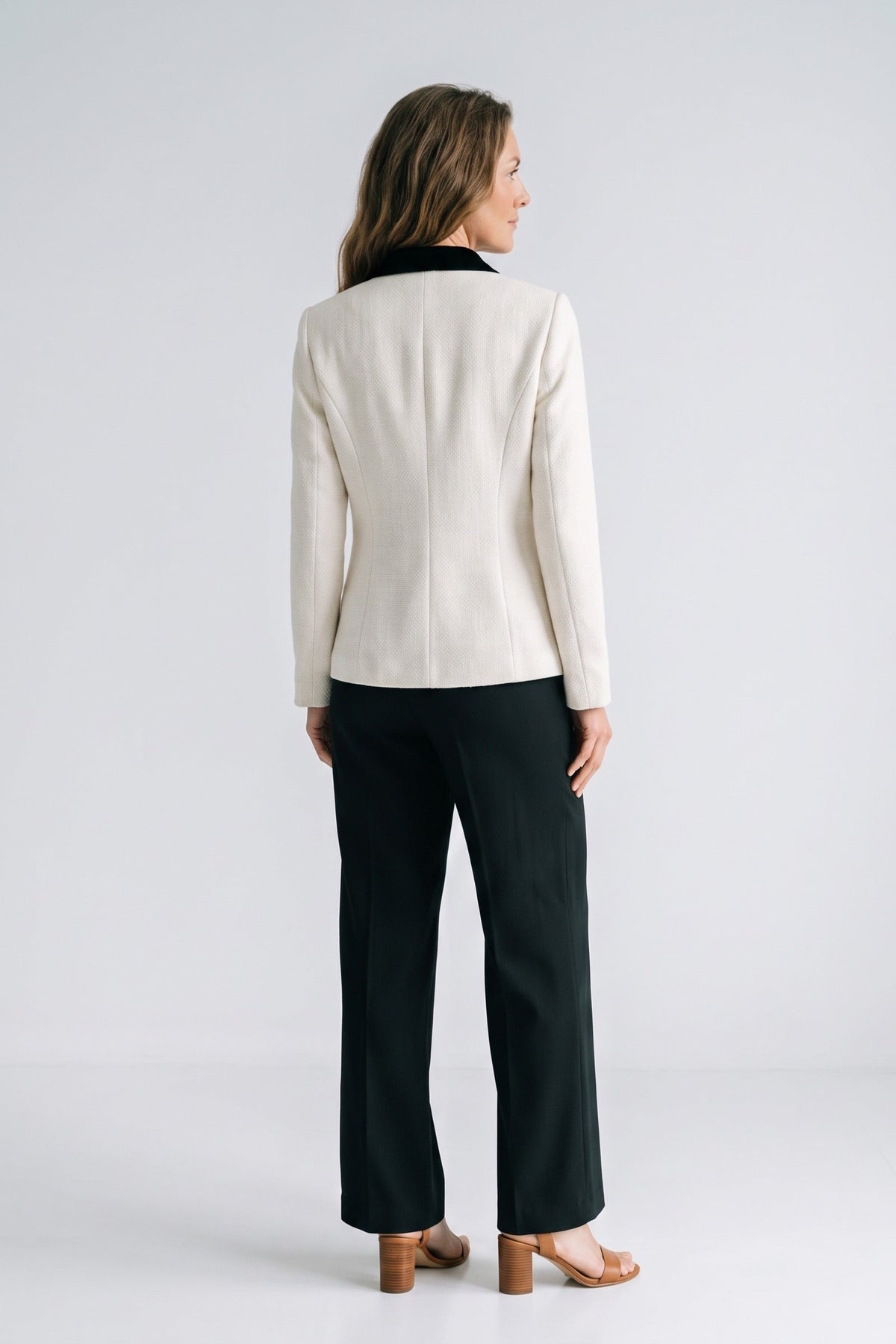 Damen Tweedjacke mit kragenlosem Ausschnitt und Kontrastpaspel – 4