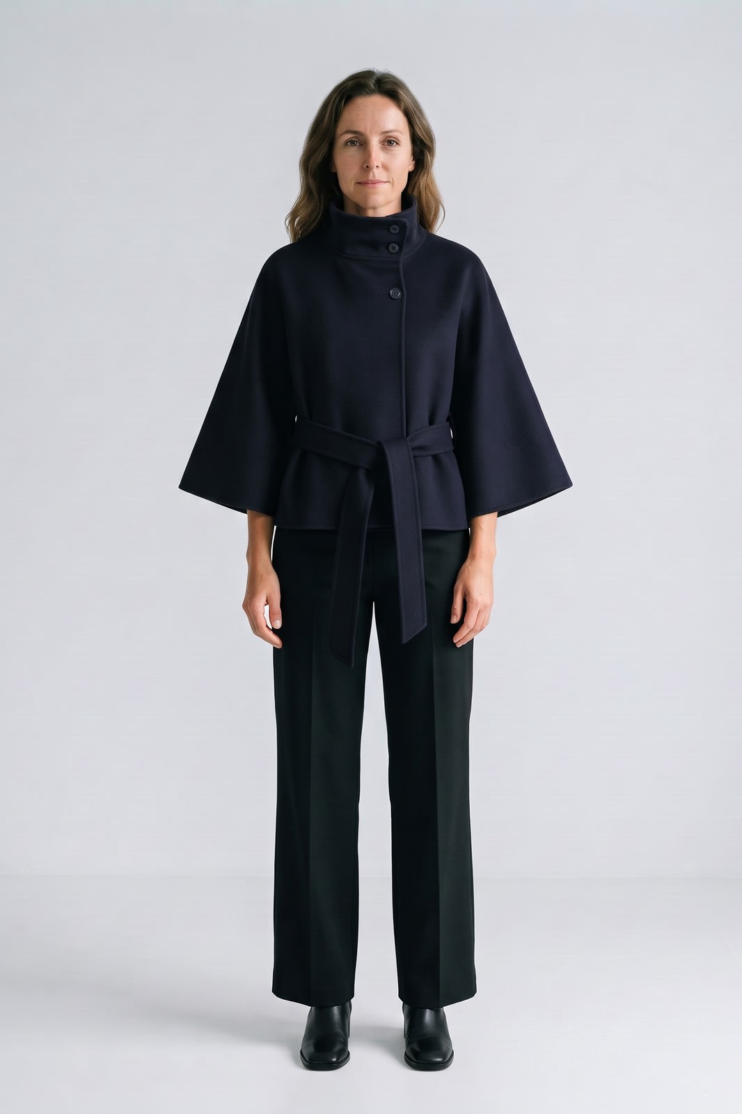 Damen Cape-Mantel | Hoher Kragen — Blau — Vorderansicht — am Modell