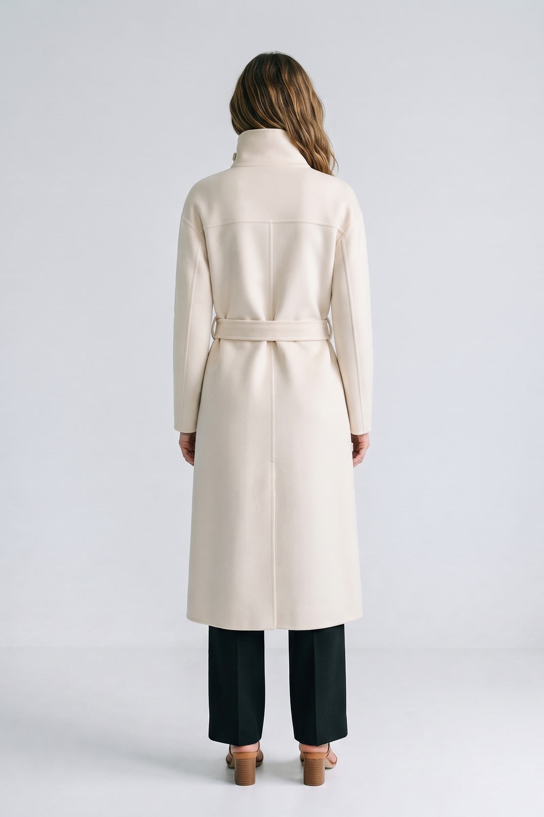 Damen Cape-Mantel | Hoher Kragen — Ecru — Rückansicht — am Modell