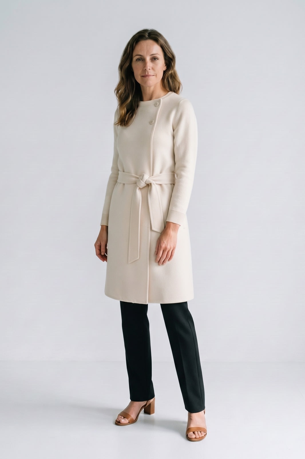 Damen Cape-Mantel | Hoher Kragen — Ecru — Vorderansicht — am Modell
