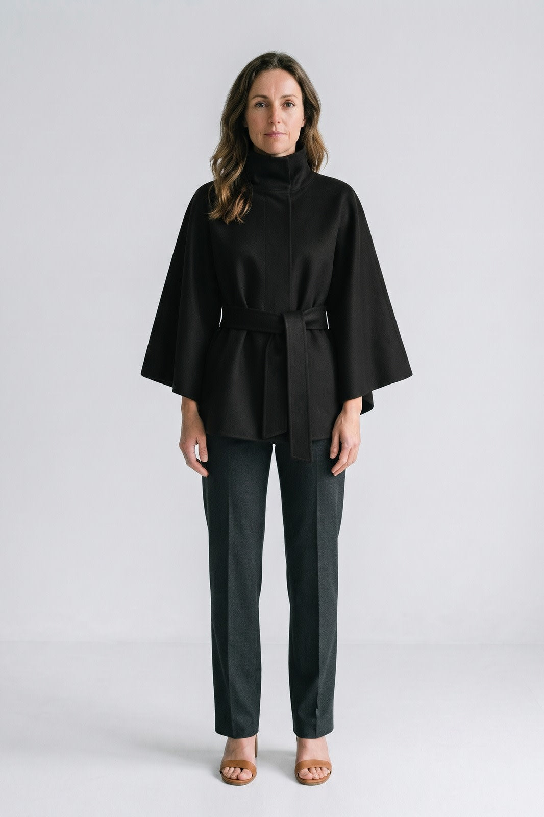 Damen Cape-Mantel | Hoher Kragen — Schwarz — Vorderansicht — am Modell