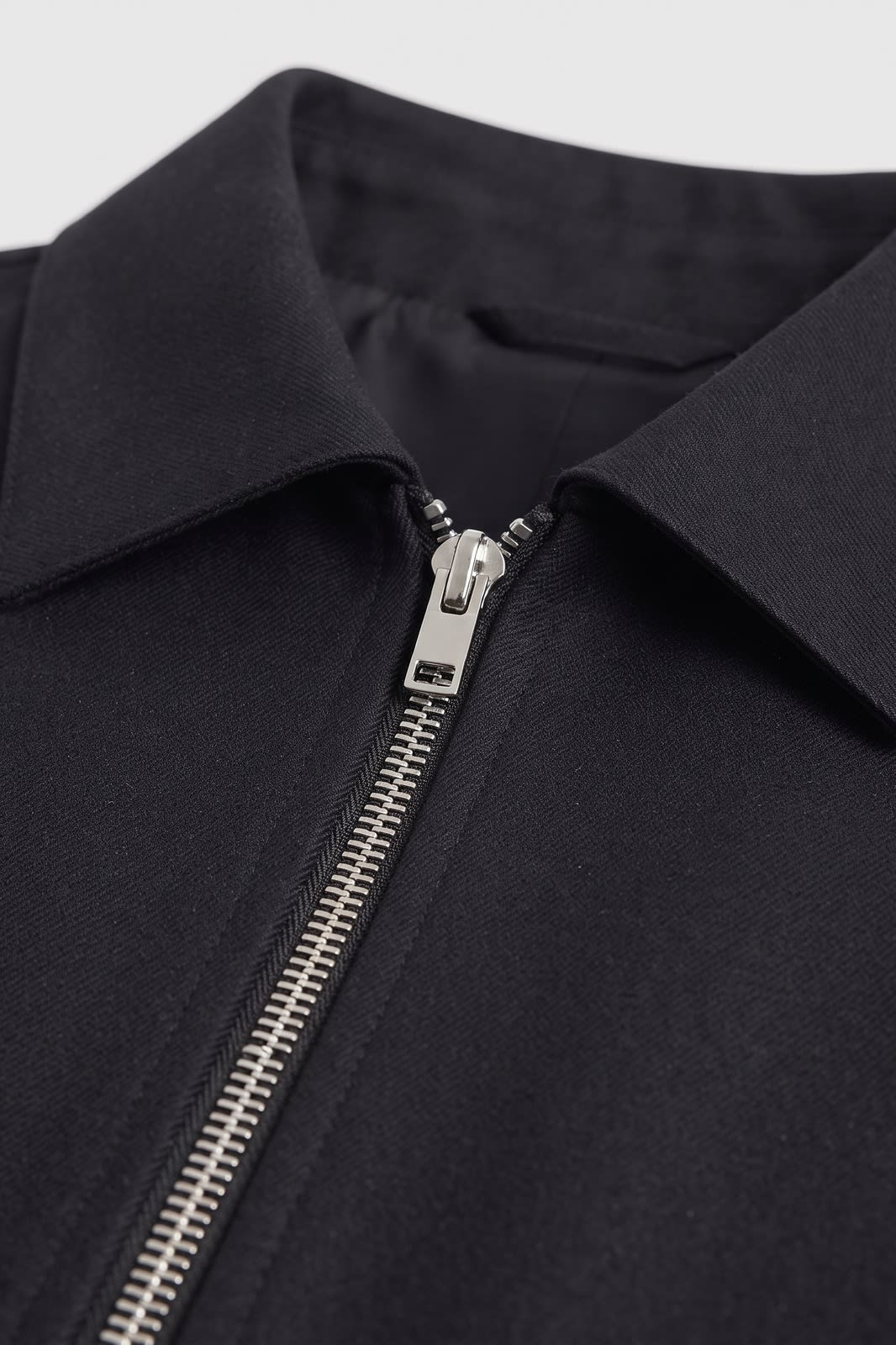 Herren Slim Übergangsjacke | Smart Casual — Schwarz — Detailaufnahme — am Modell
