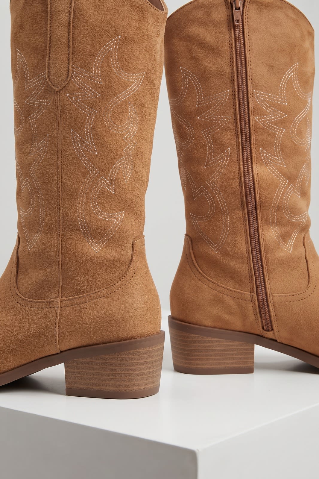 Damen Kniehohe Cowboystiefel | Boho-Stil — Braun — shoe_detail — am Modell