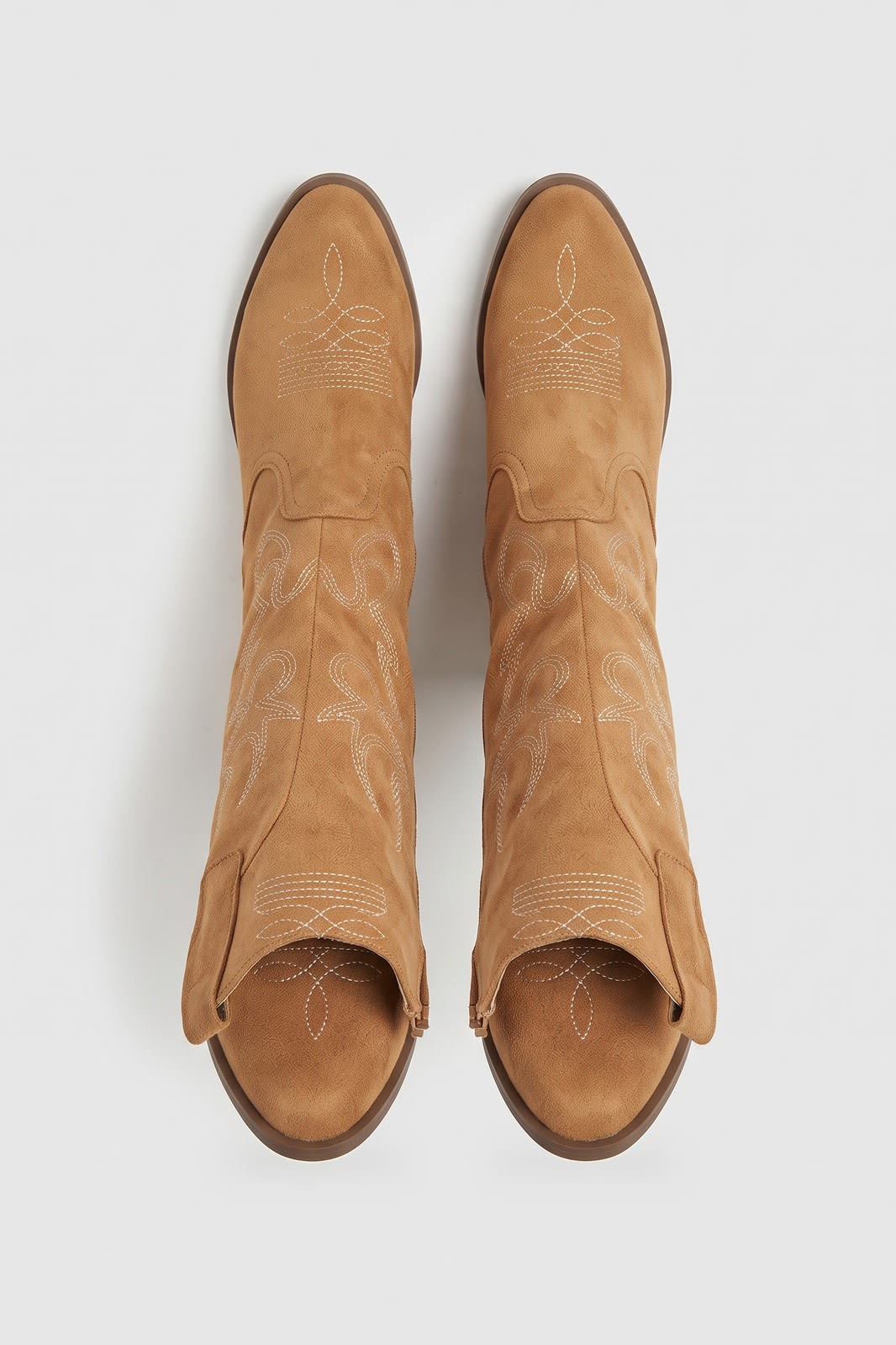Damen Kniehohe Cowboystiefel | Boho-Stil — Braun — shoe_top — am Modell
