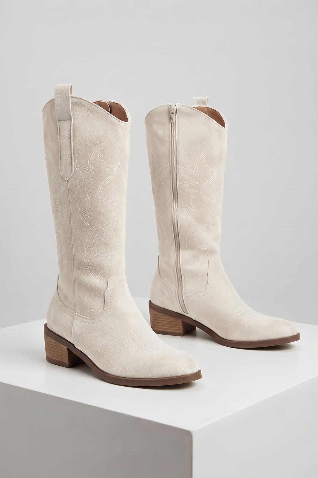 Damen Kniehohe Cowboystiefel | Boho-Stil — Ecru — shoe_main — am Modell