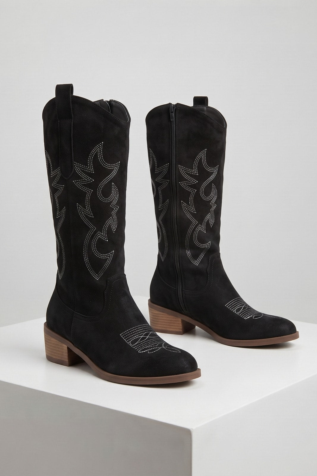 Damen Kniehohe Cowboystiefel | Boho-Stil — Schwarz — shoe_main — am Modell