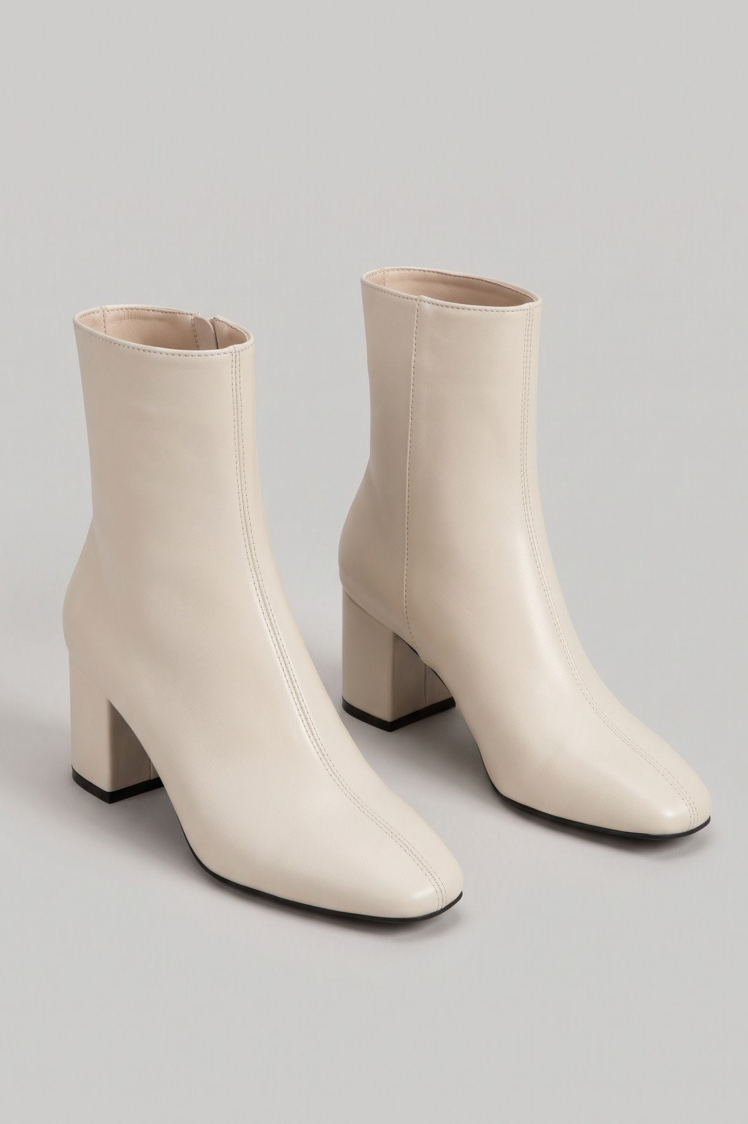 Damen Glänzende Stiefelette | Blockabsatz — Beige — shoe_main — am Modell