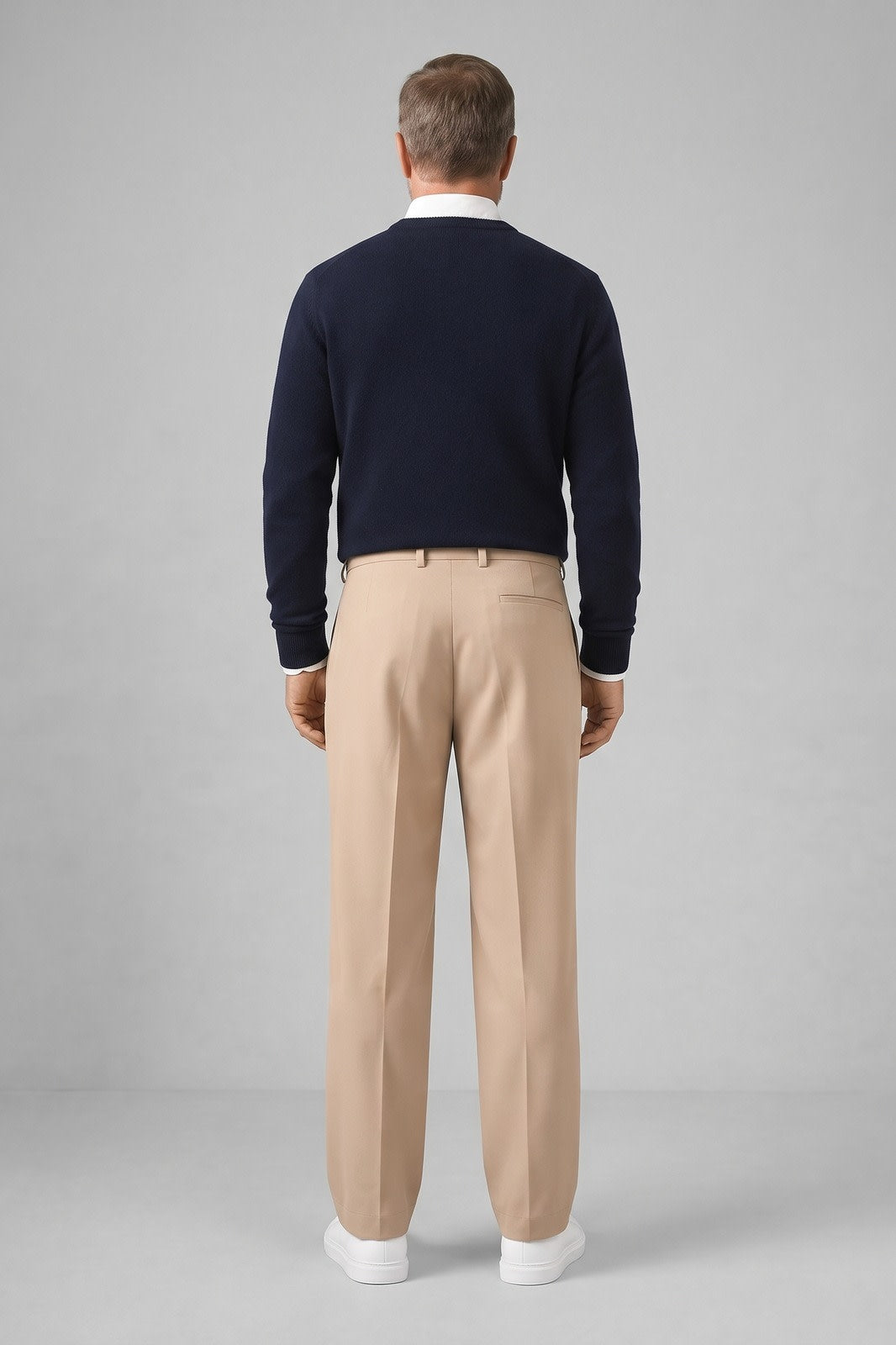 Herren Anzughose mit Bundfalte | Elegant — Beige — Rückansicht — am Modell