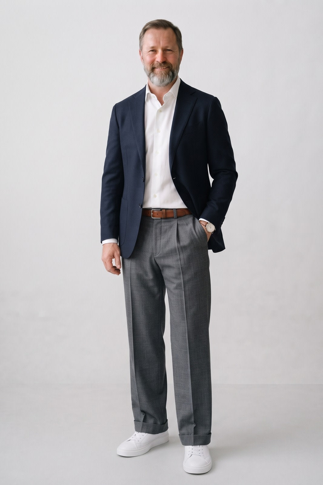 Herren Anzughose mit Bundfalte | Elegant — Grau — Vorderansicht — am Modell